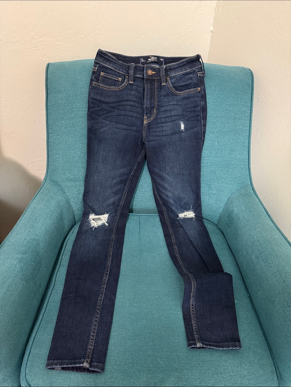 Hollister Dark Wash Ripped Skinny Jeans size 2R-26R EUC